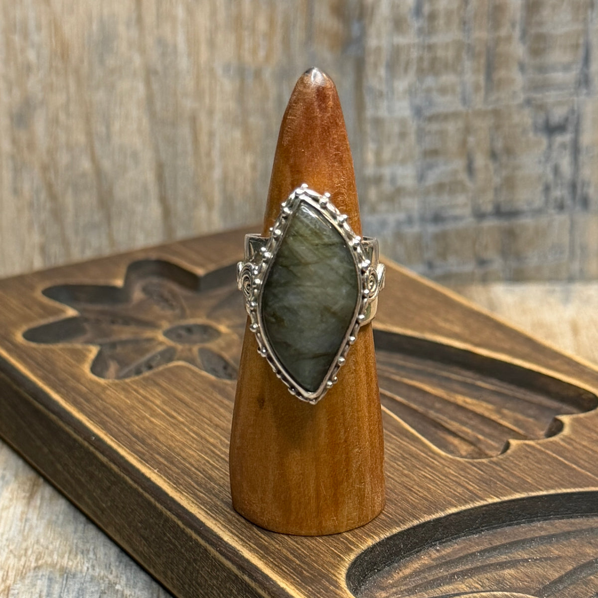 Dreamy Sterling Silver Sajen Labradorite Spiral Detailed Ring Size M