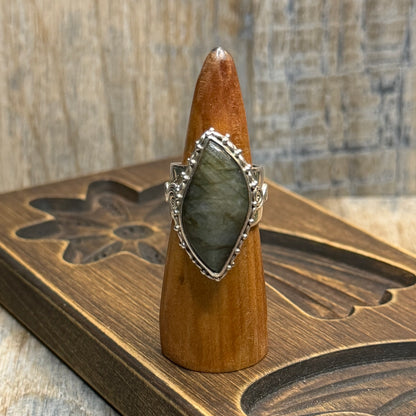 Dreamy Sterling Silver Sajen Labradorite Spiral Detailed Ring Size M