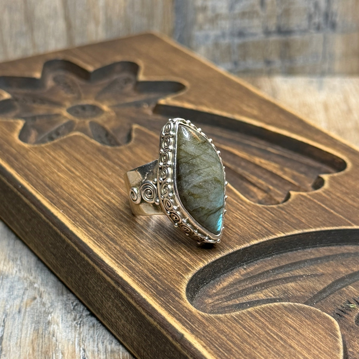 Dreamy Sterling Silver Sajen Labradorite Spiral Detailed Ring Size M