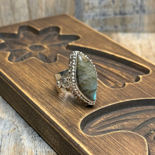Dreamy Sterling Silver Sajen Labradorite Spiral Detailed Ring Size M