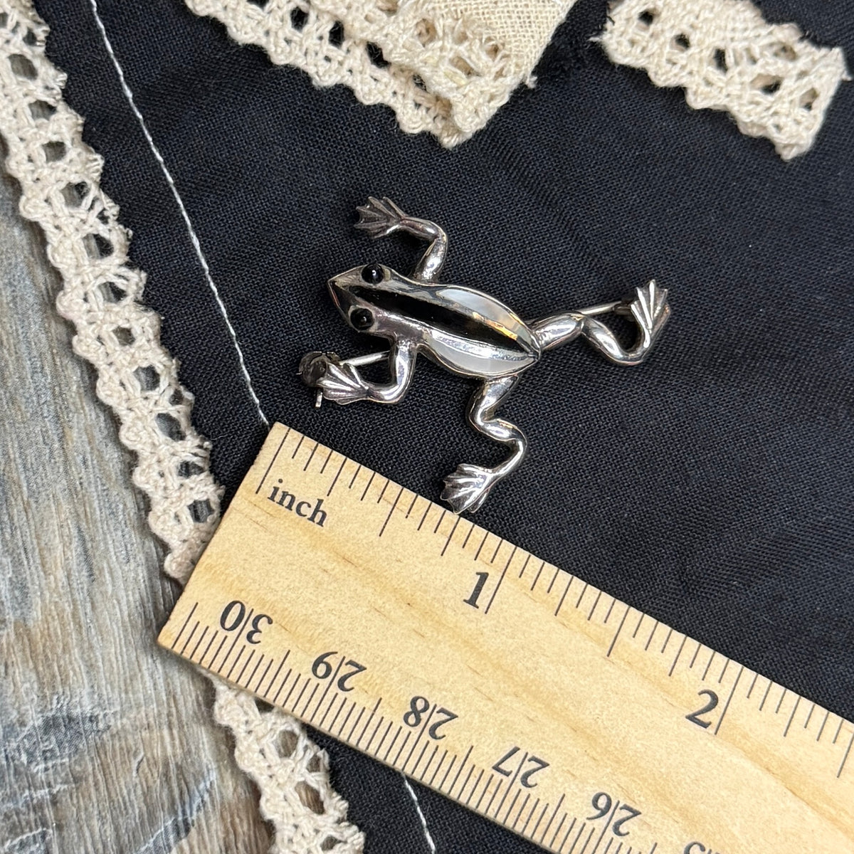Beautiful Sterling Silver Black Onyx / Shell Inlaid Frog Brooch
