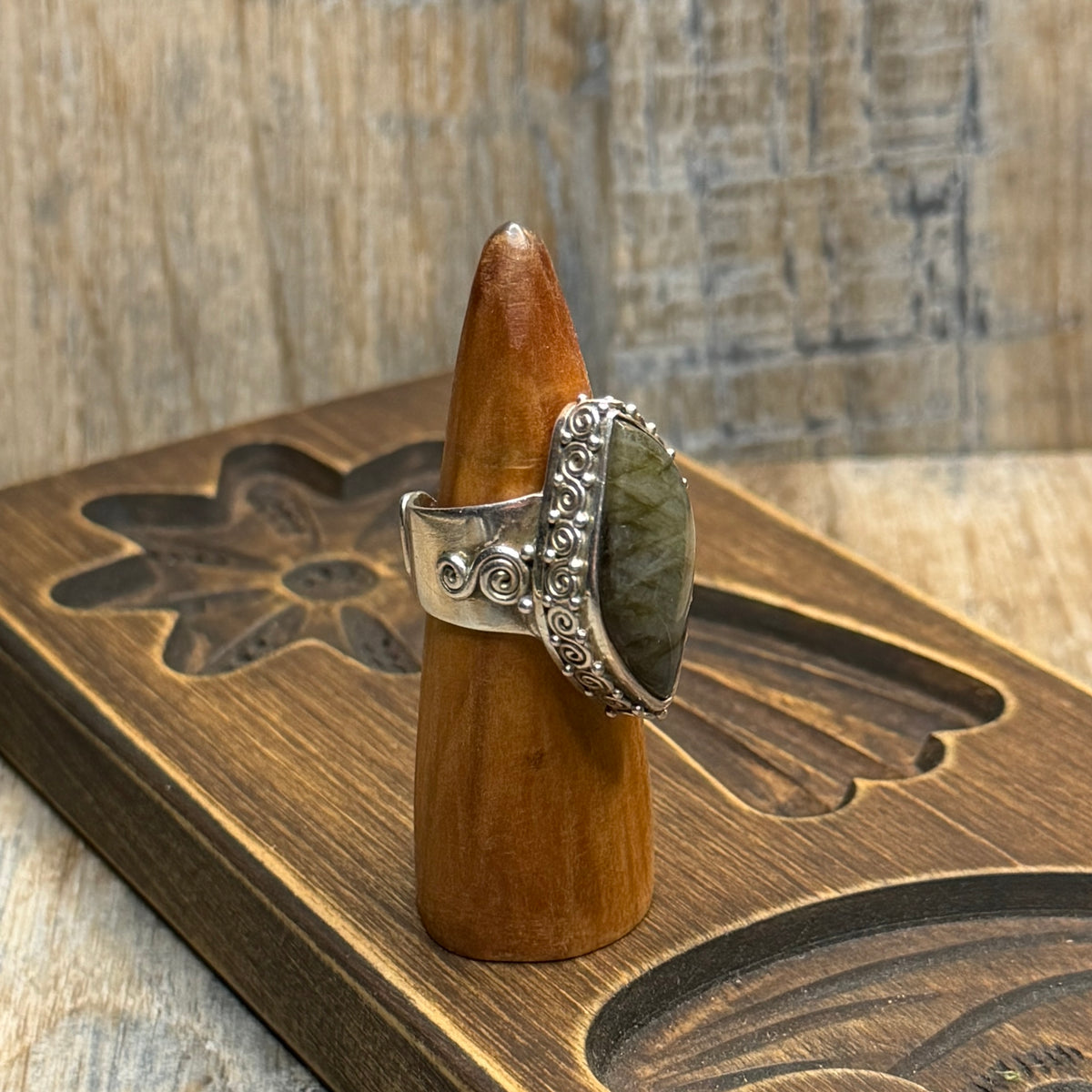 Dreamy Sterling Silver Sajen Labradorite Spiral Detailed Ring Size M