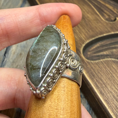 Dreamy Sterling Silver Sajen Labradorite Spiral Detailed Ring Size M