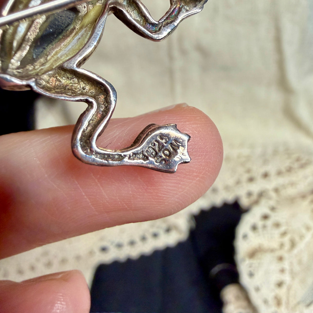 Beautiful Sterling Silver Black Onyx / Shell Inlaid Frog Brooch