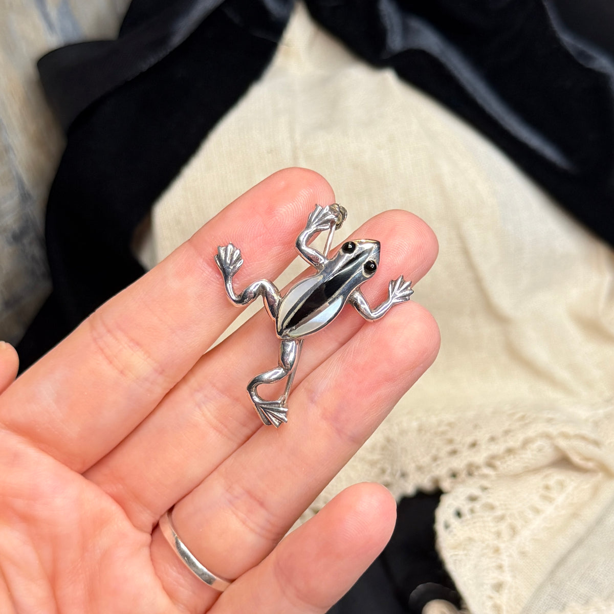 Beautiful Sterling Silver Black Onyx / Shell Inlaid Frog Brooch