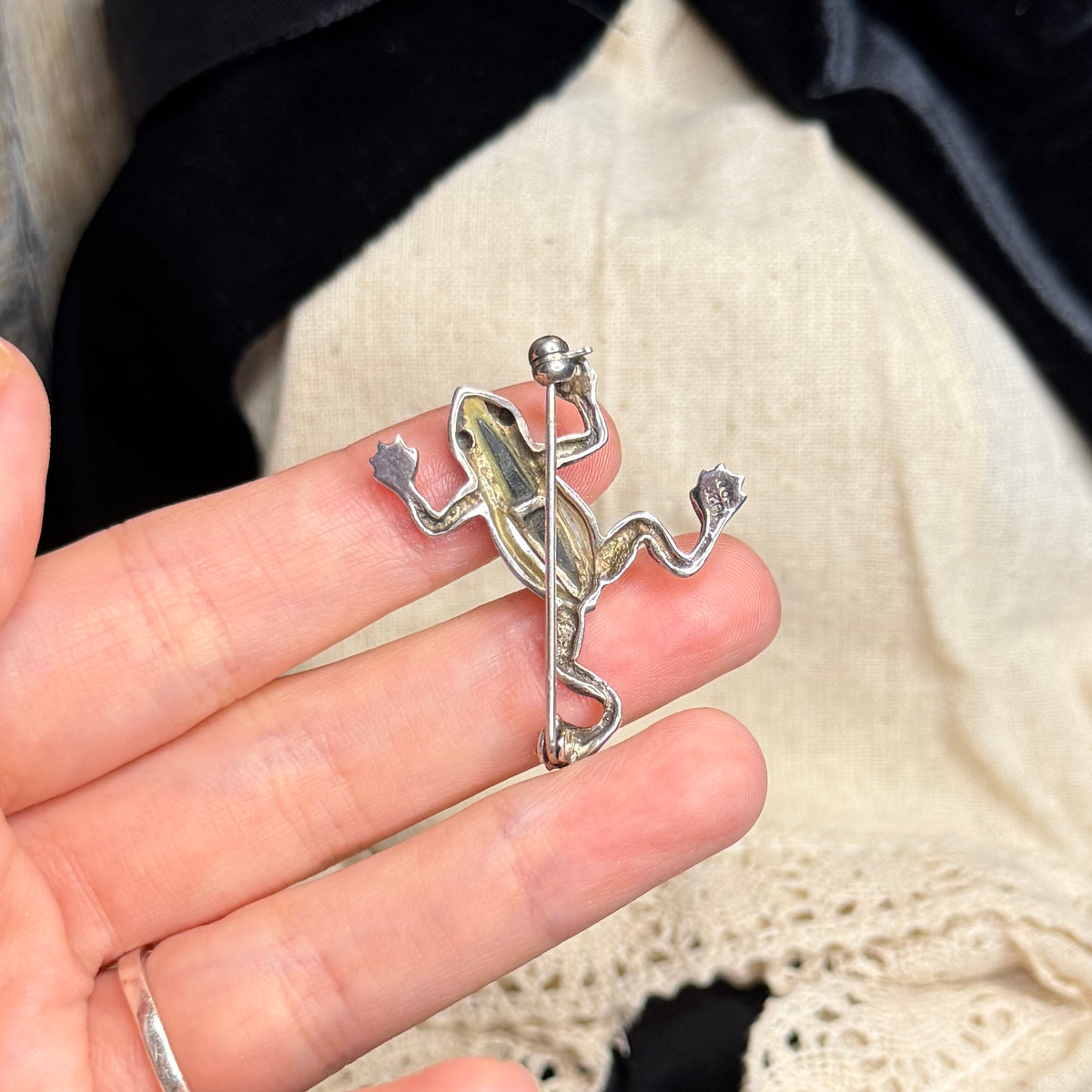 Beautiful Sterling Silver Black Onyx / Shell Inlaid Frog Brooch