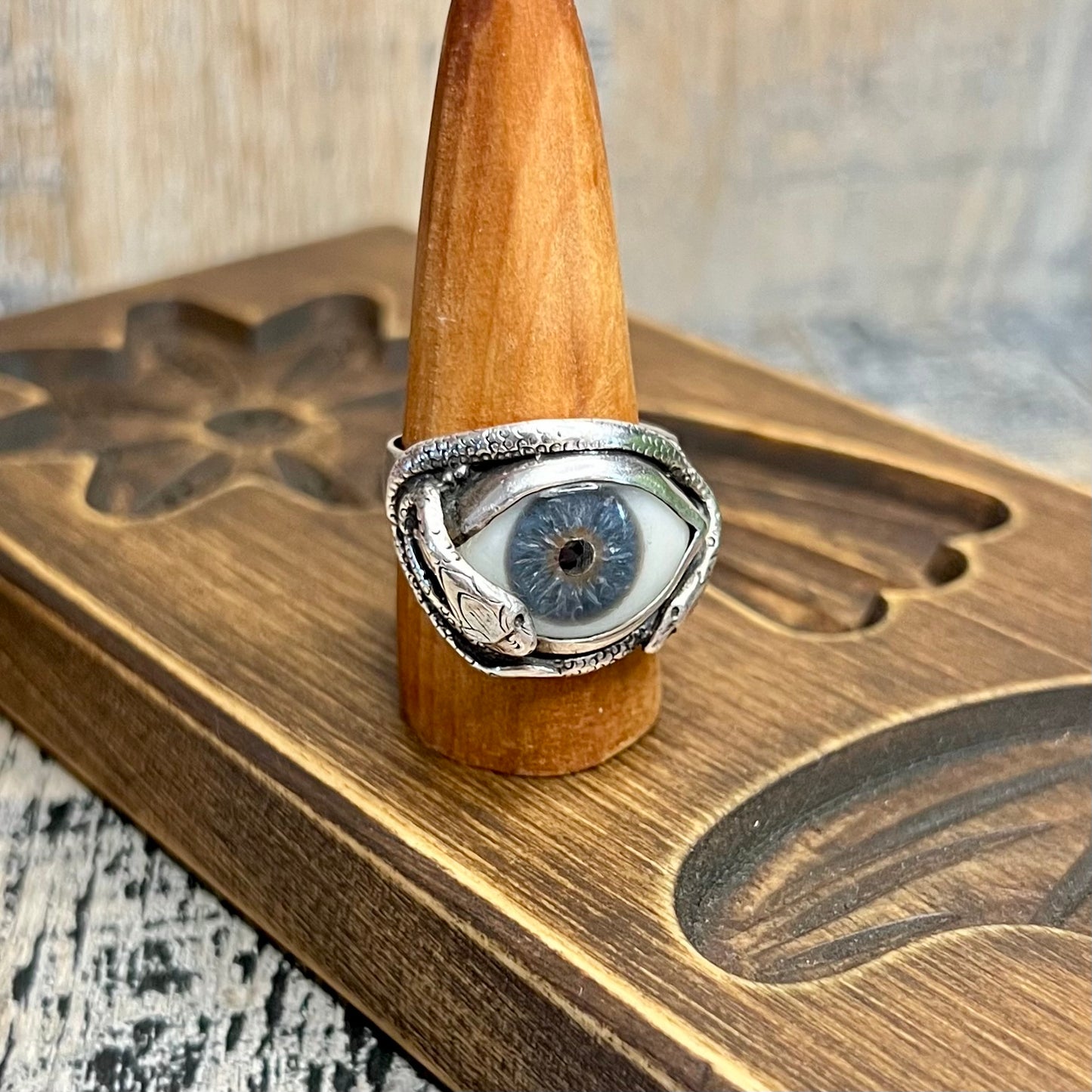Vintage Designer Stephanie Gilbert Eye with Snakes Chunky Silver Ring size W