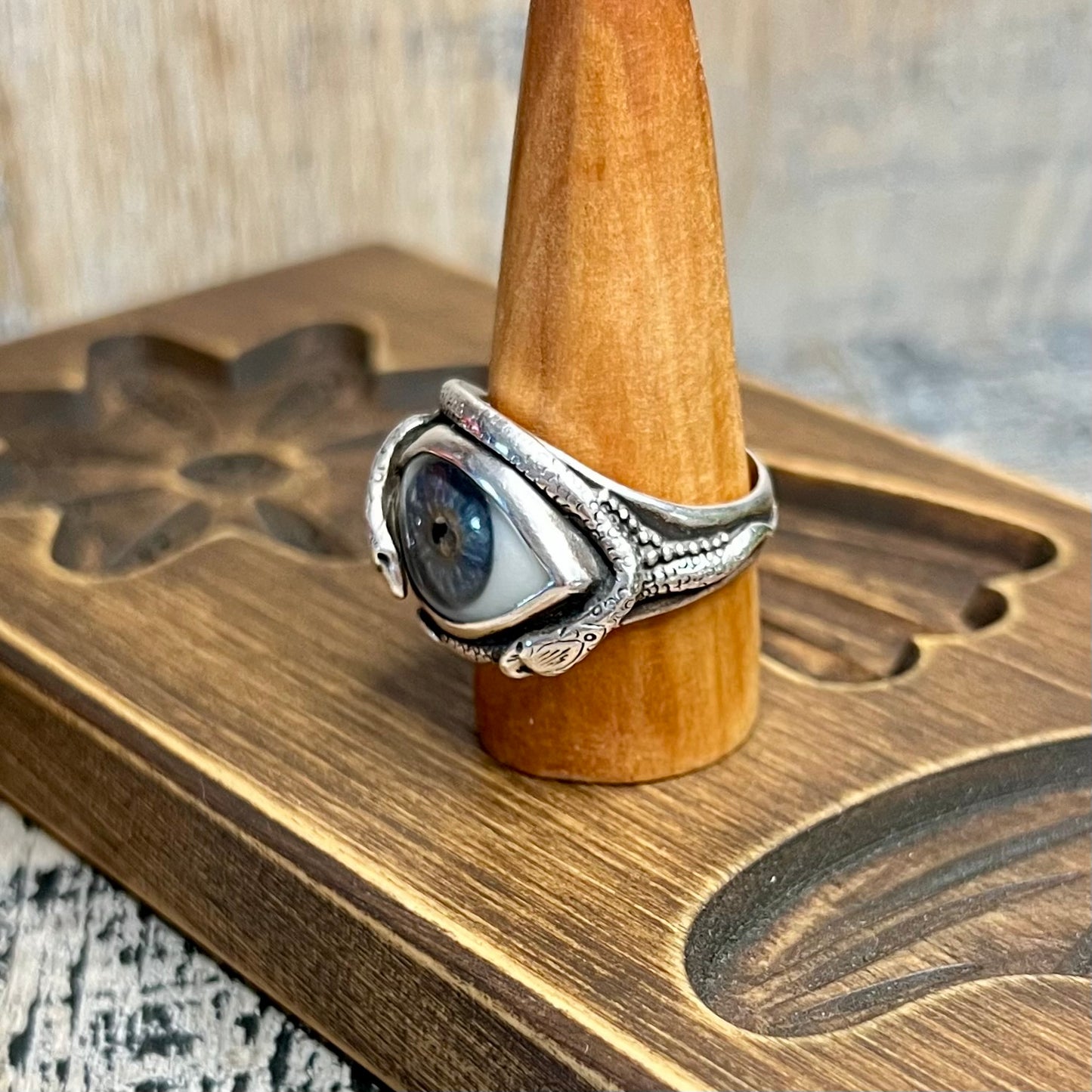 Vintage Designer Stephanie Gilbert Eye with Snakes Chunky Silver Ring size W