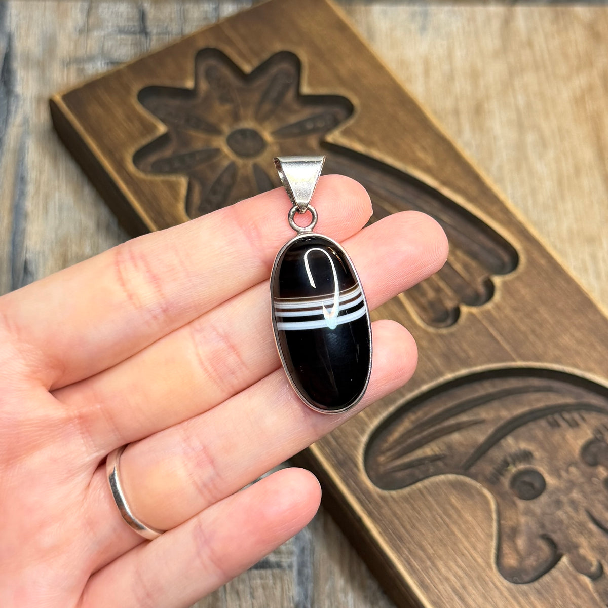 Beautiful Vintage London Hallmark Sterling Silver Banded Agate Pendant