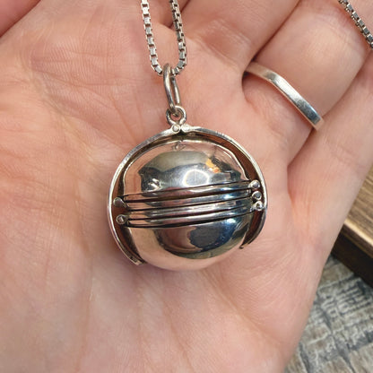 Stunning Sterling Silver Heavy Orb Picture Locket Pendant Necklace