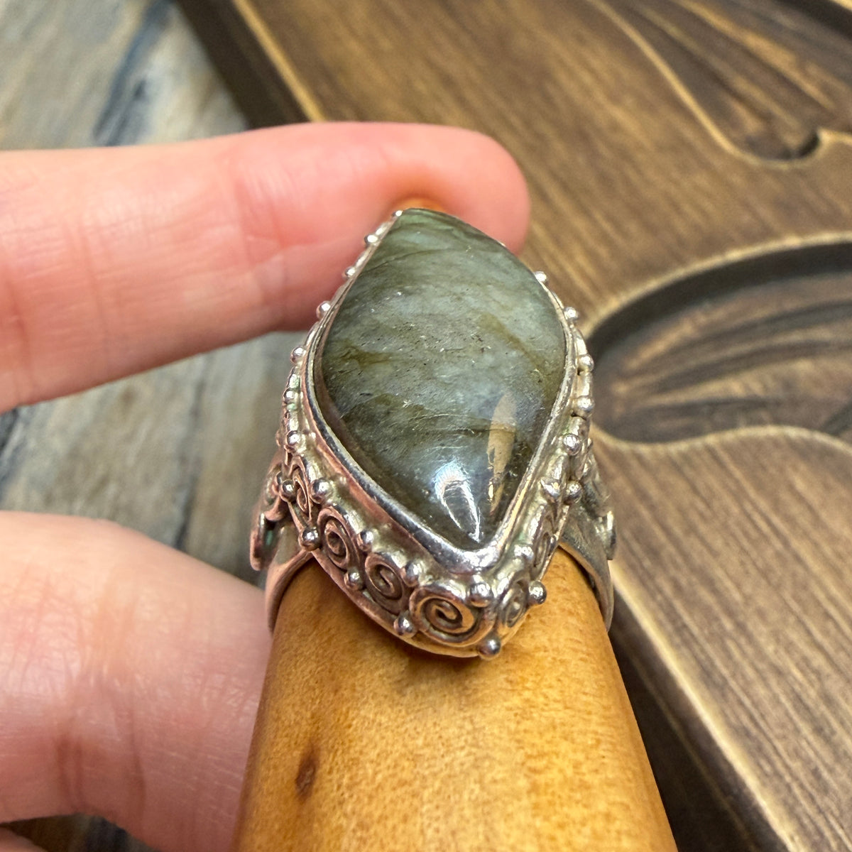 Dreamy Sterling Silver Sajen Labradorite Spiral Detailed Ring Size M